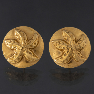 Pareja de pendientes en oro amarillo de 18 kt con decoración de estrella de mar.