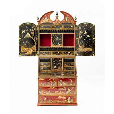 Bureau oriental en madera lacada en rojo y dorado con decoración de paisaje con damas, guerreros, flores, etc. 