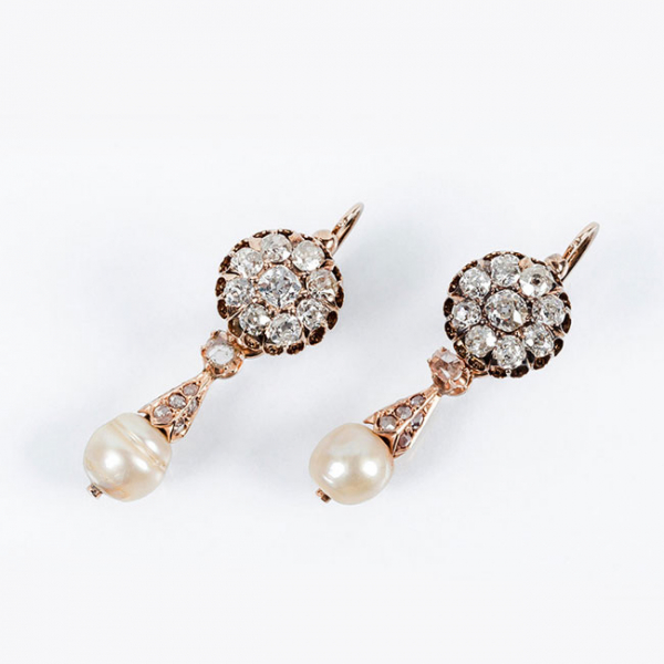 Bellos pendientes antiguos en oro rosa 18 K, con roset&oacute;n cuajado de limpios y blancos diamantes talla 'cushion' antigua y perlita colgante 