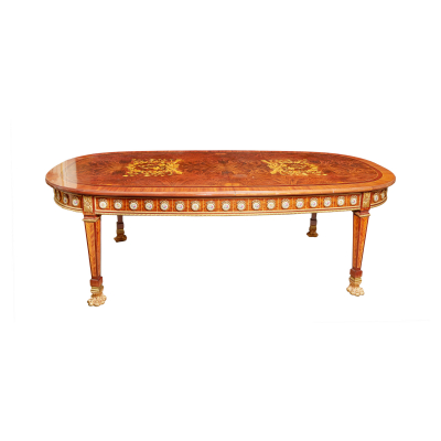 Gran mesa de comedor con alargo estilo transición Luis XV-Luis XVI en madera de raíz de nogal, caoba y palo rosa con marqueterías y fileteados en boj, s.XX.