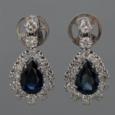 Elegante pareja de pendientes en oro blanco de 18kt con brillantes y zafiros talla pera.