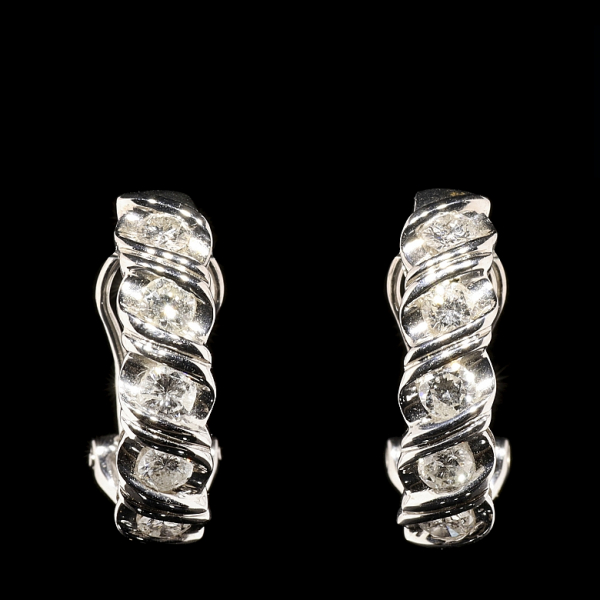 Pendientes en oro blanco de 18K y diamantes. 