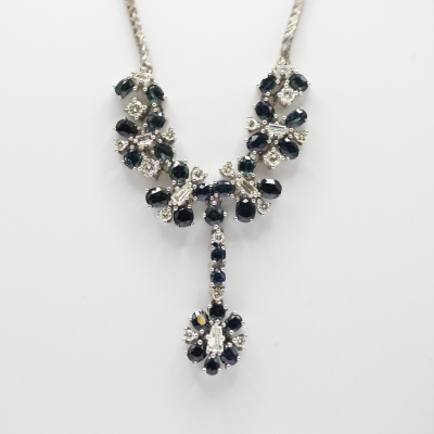 Gargantilla en oro blanco con diamantes tallas brillante y trapecio y zafiros azules tallas redonda y oval.