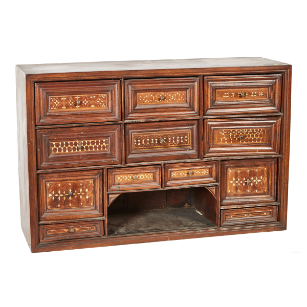 Bargue&ntilde;o mallorqu&iacute;n en madera de nogal con marqueter&iacute;as geom&eacute;tricas en hueso y boj, segunda mitad del s.XVIII.