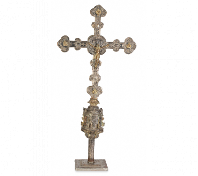 Cruz procesional de plata y aplicaciones de bronce dorado.  León, ff. del S. XVII - pp. del S. XVIII.