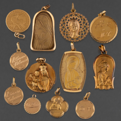 Conjunto de 12 medallas en oro amarillo de 18 kt.