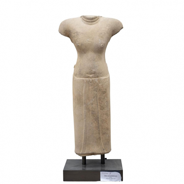 Torso de Avalokitasvara Vietnam S. XVII-IX d. C.. "Señor que mira hacia abajo" es el bodhisattva de la compasión. 