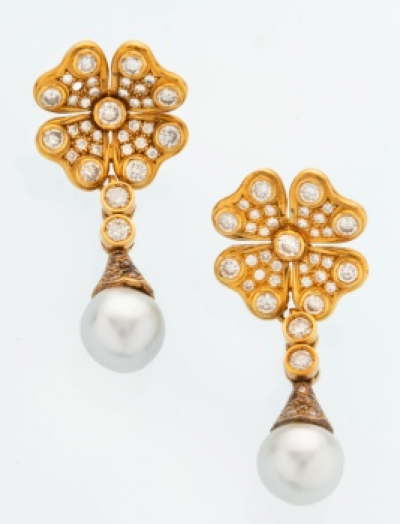 Pendientes largos desmontables en oro amarillo con forma de flor cuajado de diamantes 