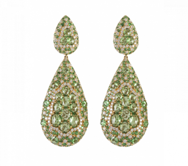 Elegantes pendientes largos con dise&ntilde;o de grandes gotas de tsavoritas de talla oval fantas&iacute;a, combinadas con brillantes, que penden de gota de menor tama&ntilde;o. 