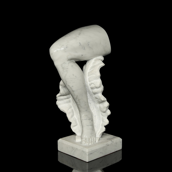 J. Castelló (s.XX) "Pierna y lechuga", 1999.   Escultura de mármol blanco tallado. 