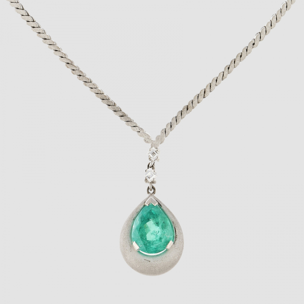 Gargantilla en oro blanco mate y brillo con pareja de diamantes talla princesa rematados por esmeralda talla perilla. 