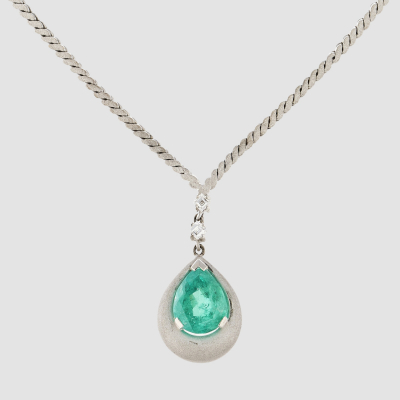 Gargantilla en oro blanco mate y brillo con pareja de diamantes talla princesa rematados por esmeralda talla perilla. 