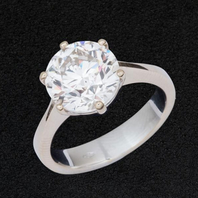 Anillo de oro blanco de 18 K. con diamante talla brillante de 4,01 cts. aprox. 