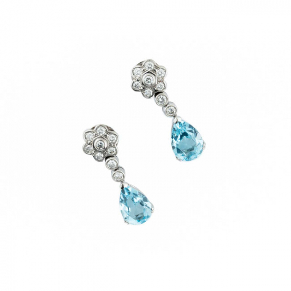 Elegantes pendientes largos en oro blanco con rosetón de limpios y blancos diamantes, talla brillante, en chatón y topacio azul, talla perilla, colgante