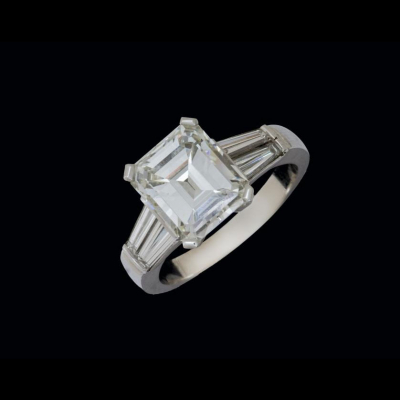 Anillo de oro con gran diamante 3,68 cts. Color H Pureza VVS2.   Certificado HRD. 