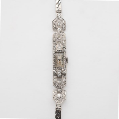 CYMA. Reloj Art Dec&oacute; de pulsera para se&ntilde;ora en platino con armis de doble trenza plana (realizado posteriormente) en oro blanco.