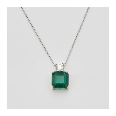 Gargantilla en oro blanco con esmeralda de Zambia talla octogonal coronada por diamante talla brillante.