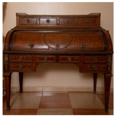 Precioso &quot;Bureau a Plat&quot; con escudo Borbónico en marquetería de principios del siglo XX finales siglo XX.
