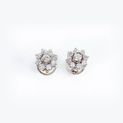 Pendientes rosetón en oro blanco 18 K, con centro y orla de limpios y blancos diamantes, talla brillante, en garras 