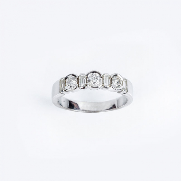 Anillo en s&oacute;lida montura de oro blanco 18 K, con motivo en fila de limpios y blancos diamantes 