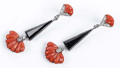 Elegantes pendientes largos geométricos, estilo &#039;decó&#039;, de coral, ónix negro y blancos diamantes 