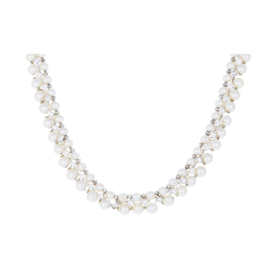 Gargantilla semirrígida en oro blanco formada por dos tiras de perlas cultivadas con diamante talla brillante engastado en garras.