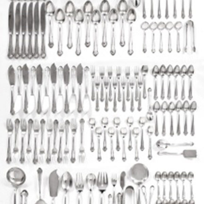 Cubertería en plata con decoración vegetal y rocalla central Estilo Luis XVI. Marcas de platero. S. XX