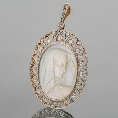 Colgante en forma de medalla de la Virgen en nácar orlado de brillantes y oro blanco de 18 kt.