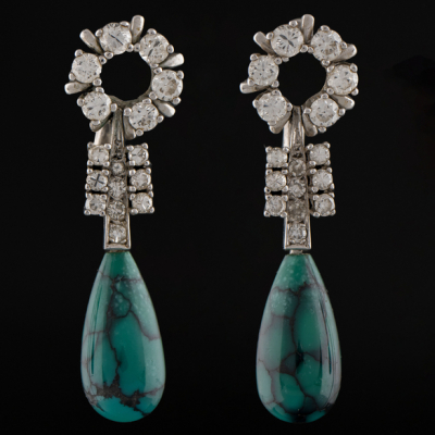 Pareja de pendientes largos en oro blanco de 18 kt. con brillantes y piedra turquesa.