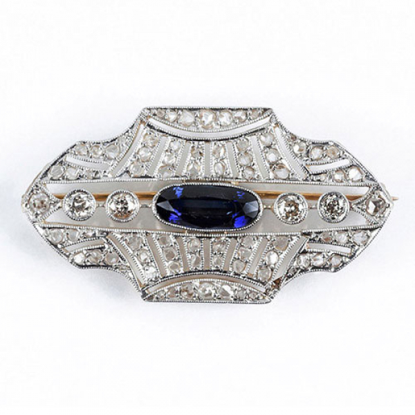 Alfiler 'art decó ' en oro amarillo con una piedra azul oval, y cuatro diamantes talla brillante antigua