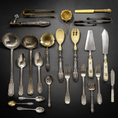 Cubetería incompleta de doce servicios en plata francesa.