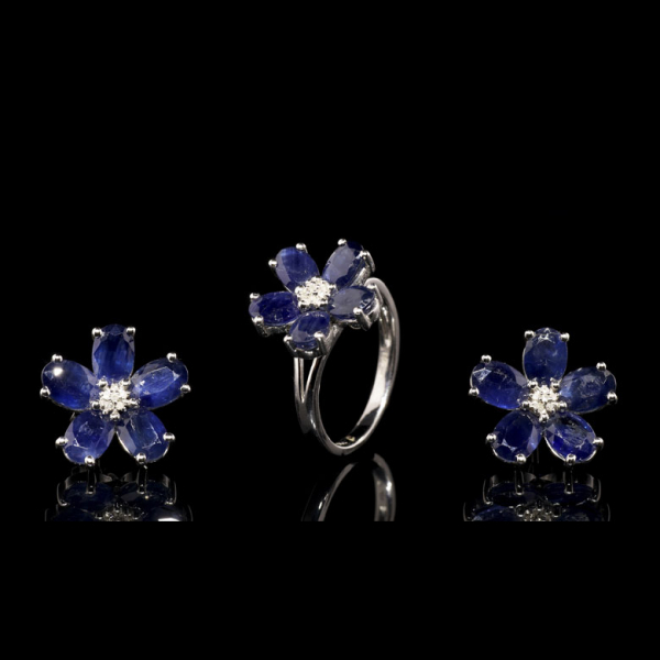 Conjunto en oro blanco de 18 kt "Flores" con zafiros y diamantes. 