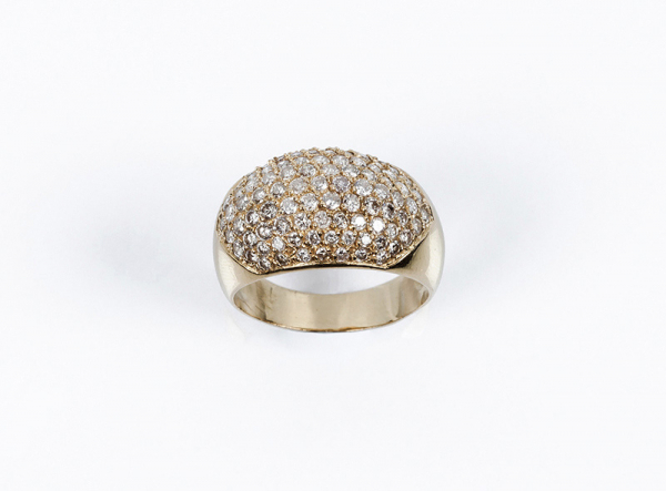 Sortija en s&oacute;lida montura de oro amarillo y blancos diamantes 