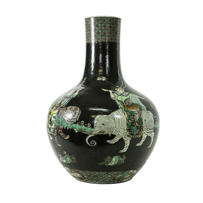 Jarrón en cerámica china Familia Negra con decoraciones de personajes cortesanos, s.XIX.