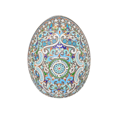 Siguiendo modelos de Pavel Ovchinnikov (Otradnoe, Rusia, 1830-Moscú, Rusia, 1888).  Huevo en plata sobredorada con decoraciones esmaltadas, ppios, del s.XX.