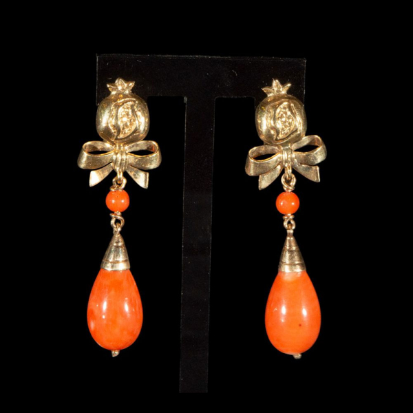 Pendientes largos en oro amarillo 18K con dise&ntilde;o de granada y l&aacute;grimas de coral