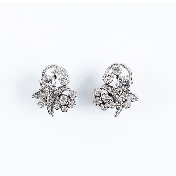 Bellos pendientes vintage en oro blanco, diseño vegetal calado, con un diamante, talla brillante, central y cuajados de diamantes talla brillante