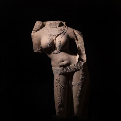 Importante Torso a tama&ntilde;o real Kushan de Bailarina Celestial - India - Siglo II d.C.