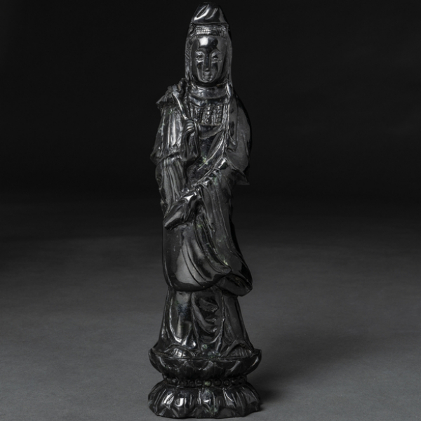 "Guanyín" Figura realizada en piedra tallada de azabache. Trabajo Chino, Siglo XX