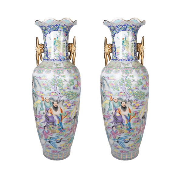Pareja de jarrones en porcelana china esmaltada Familia Rosa con boca rizada con decoración de escenas cortesanas, aves y motivos florales, ppios. del s.XX.