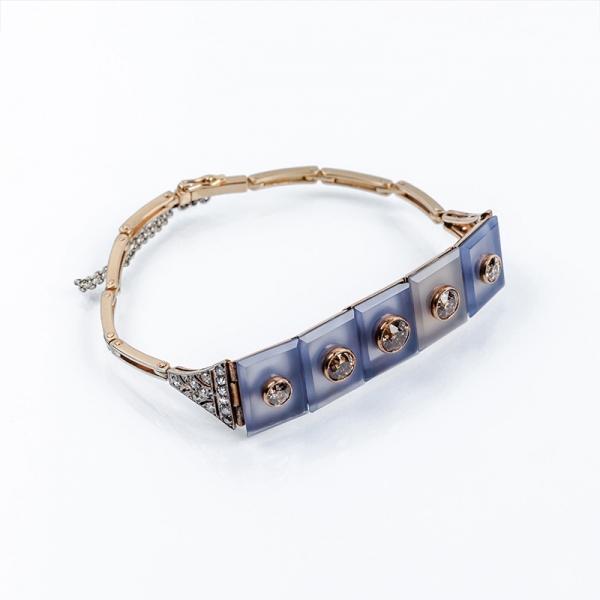Bella pulsera de época 'art decó' de oro rosa, con placas lisas de calcedonia con centro de diamante