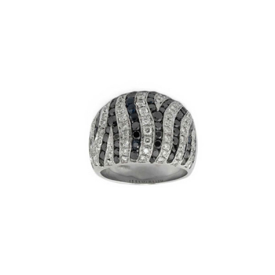 Sortija de alta joyería, en oro blanco 18 K, diseño &#039;bombé&#039; con pavé de diamantes talla brillante, blancos y negros
