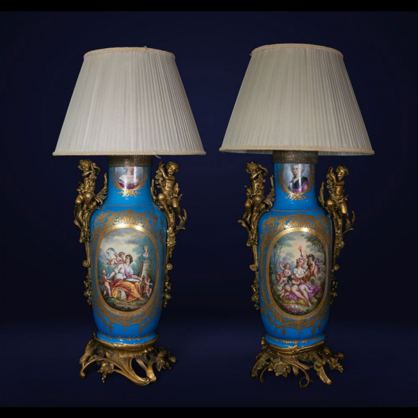 Importante Gran pareja de Jarrones de "Bleu Celeste" de procedencia nobiliaria en porcelana Sèvres montados en lámparas, escuela francesa del siglo XIX.