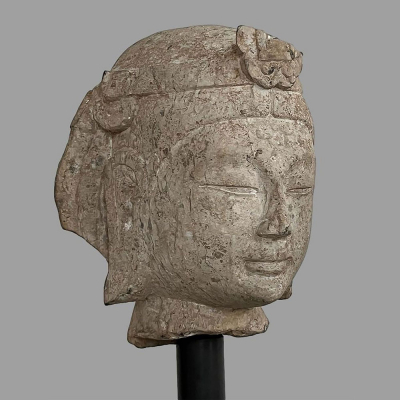 Cabeza del Bodhisattva Avalokit&eacute;svara &ldquo;Kwan Yin&rdquo; de belleza juvenil.  Dinast&iacute;a Qi del Norte 550 a 577 Bei Qi&rdquo;. 