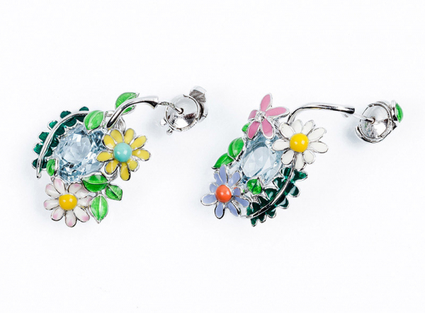 Pendientes DIOR, en  oro blanco, colección Diorette, una oda a las flores y a las fantasías vegetales del jardín de Christian Dior en Milly-la-Forêt.