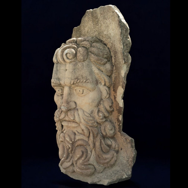 Cabeza de piedra caliza del siglo XVII representando a Goliat siguiendo modelos griegos.