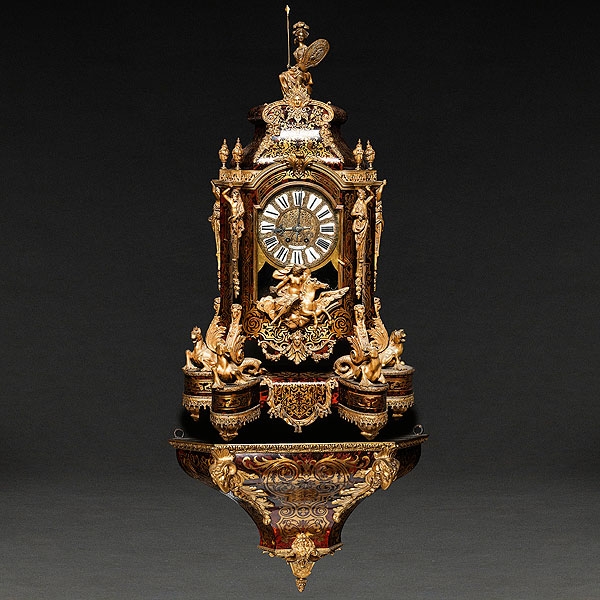 Reloj estilo Luís XIV de estilo Boulle en bronce dorado y carey con incrustaciones de latón con peana. Francia Finales del Siglo XIX 