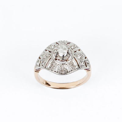 Bella sortija vintage, estilo &#039;art-decó&#039;, en sólida montura de oro rosa 18 K, con motivo oval calado con un blanco brillante central en garras de ilusión y bandas de diamantitos, en vistas grafiladas de platino