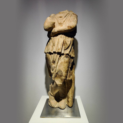 Importante Escultura Romana de Joven Bárbaro, siglos I - II DC, ex colección Jonathan Piser, Illinois.