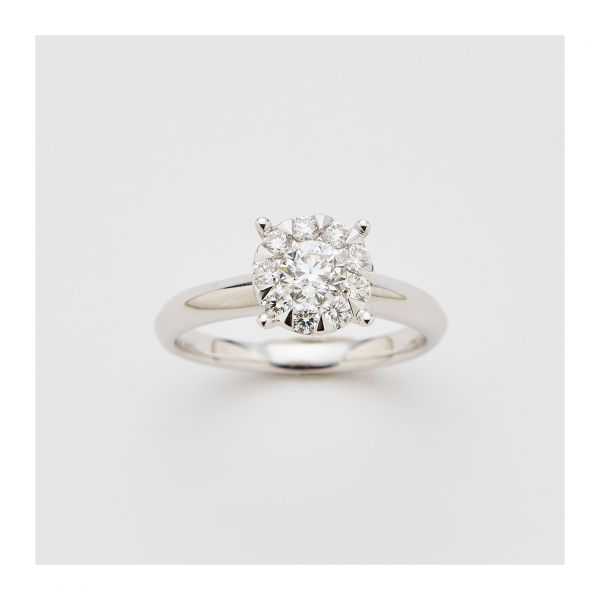 Sortija rosetón en oro blanco con diamantes talla brillante engastados en garras.